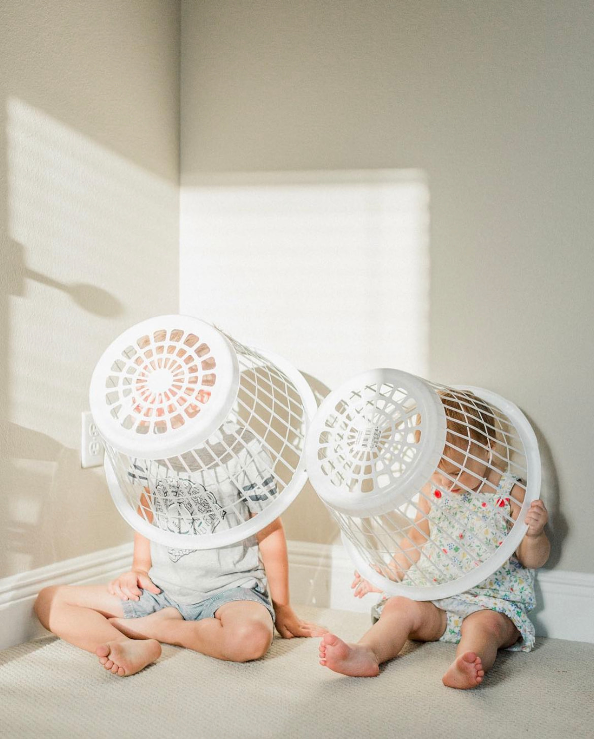 Kids playing at home in window light by Orlando lifestyle photographer