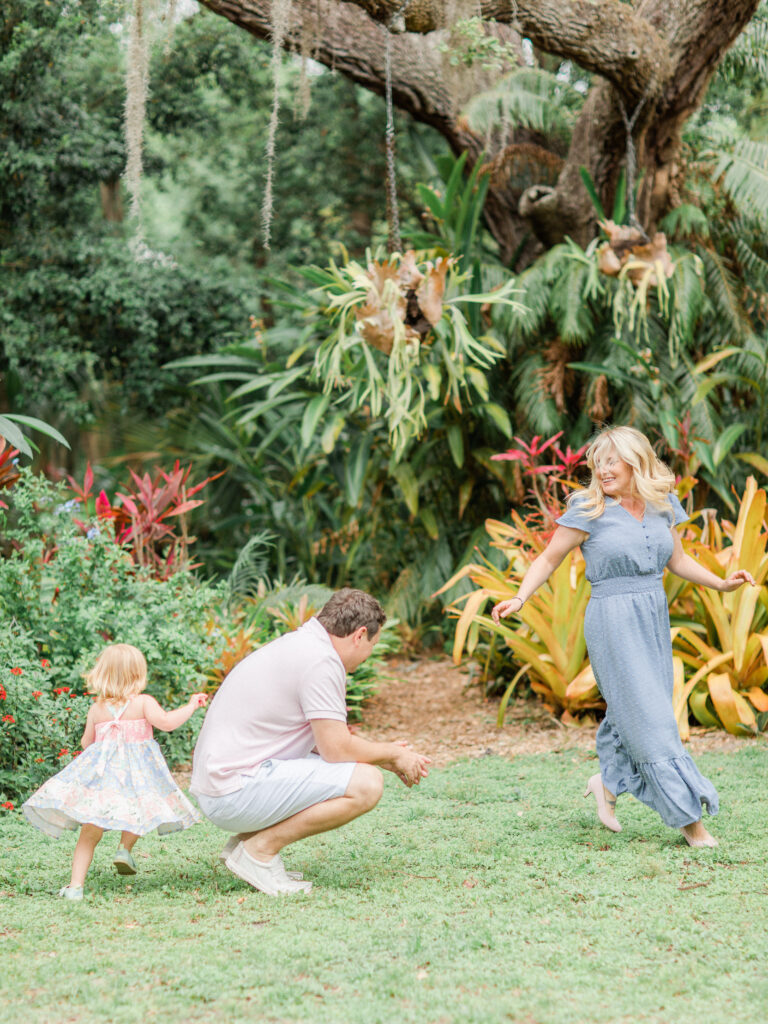 family playing together a the park by Orlando Lifestyle photographer 