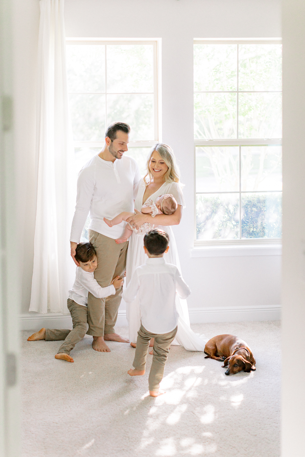 Family welcoming baby sister by Orlando newborn photographer.